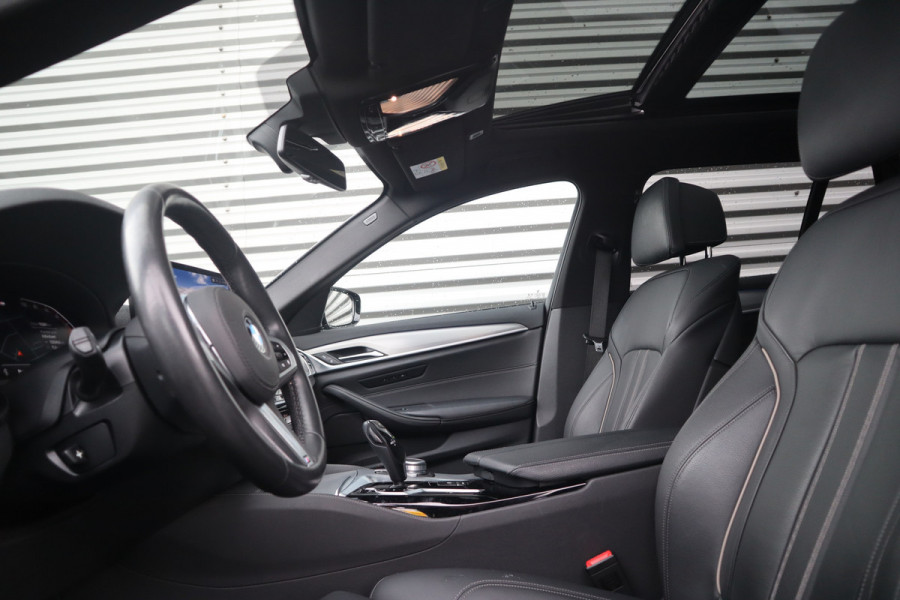 BMW 5 Serie Touring 530i High Executive M-Sport Bernina Grau / Pano / Camera / Laser