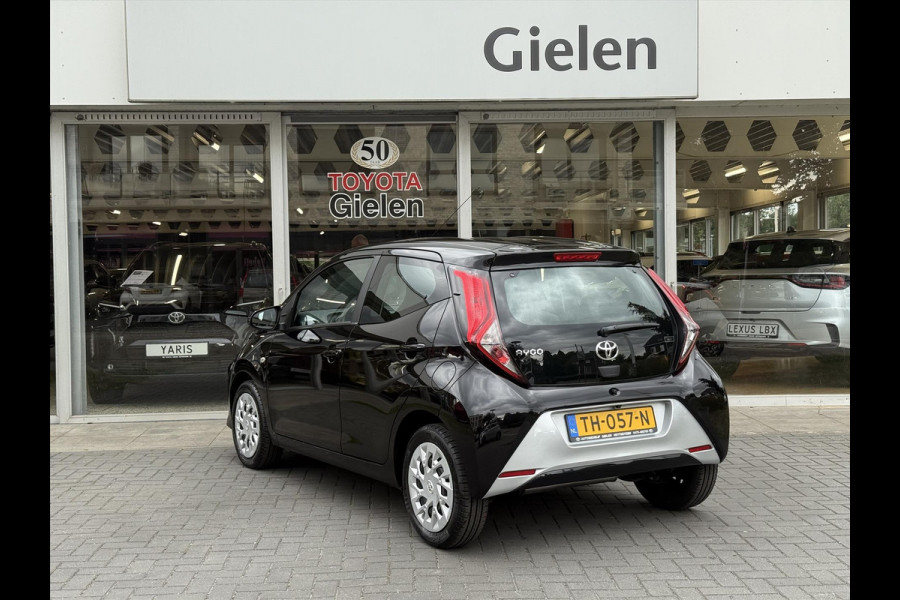 Toyota Aygo 1.0 VVT-i X-Play Automaat | Eerste eigenaar, Apple CarPlay/Android Auto, Parkeercamera, Airco, In hoogte verstelbare stoel