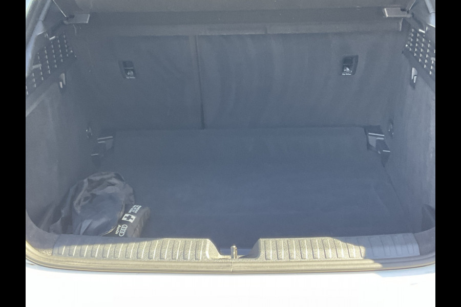 Audi A3 Sportback 30 TFSI (2xS-Line) S edition Carplay Trekhaak Uitstraling