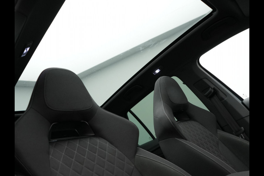 Škoda Kamiq 1.0 TSI Sport Business 110pk DSG | Panodak | RS Sportstoelen Verwarmd | Trekhaak Afn. | Chrystal LED |  Camera | Apple Carplay | 18"L.M | Keyless | Virtual | LED |