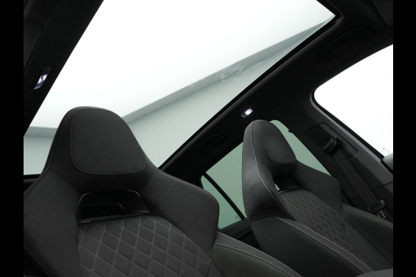 Škoda Kamiq 1.0 TSI Sport Business 110pk DSG | Panodak | RS Sportstoelen Verwarmd | Trekhaak Afn. | Chrystal LED |  Camera | Apple Carplay | 18"L.M | Keyless | Virtual | LED |