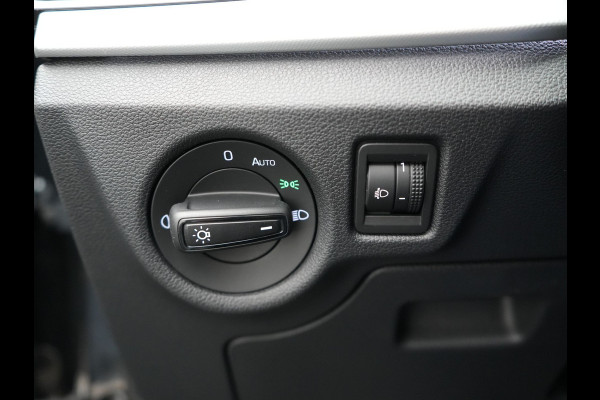 Škoda Kamiq 1.0 TSI Sport Business 110pk DSG | Panodak | RS Sportstoelen Verwarmd | Trekhaak Afn. | Chrystal LED |  Camera | Apple Carplay | 18"L.M | Keyless | Virtual | LED |