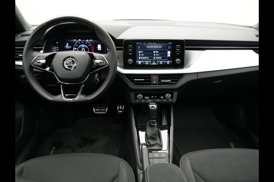 Škoda Kamiq 1.0 TSI Sport Business 110pk DSG | Panodak | RS Sportstoelen Verwarmd | Trekhaak Afn. | Chrystal LED |  Camera | Apple Carplay | 18"L.M | Keyless | Virtual | LED |