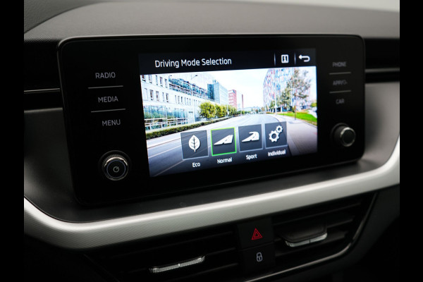 Škoda Kamiq 1.0 TSI Sport Business 110pk DSG | Panodak | RS Sportstoelen Verwarmd | Trekhaak Afn. | Chrystal LED |  Camera | Apple Carplay | 18"L.M | Keyless | Virtual | LED |