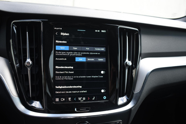 Volvo V60 T6 350PK Automaat Plug-in Hybrid AWD Plus Dark / Navigatie / 360 Camera / Panorama Dak / Adaptieve Cruise Control / Harman Kardon / Elektrische Stoelen / LM Velgen / Trekhaak /