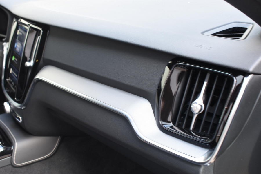 Volvo V60 T6 350PK Automaat Plug-in Hybrid AWD Plus Dark / Navigatie / 360 Camera / Panorama Dak / Adaptieve Cruise Control / Harman Kardon / Elektrische Stoelen / LM Velgen / Trekhaak /