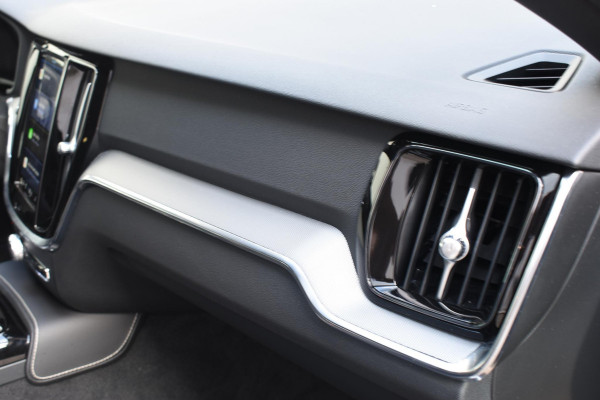 Volvo V60 T6 350PK Automaat Plug-in Hybrid AWD Plus Dark / Navigatie / 360 Camera / Panorama Dak / Adaptieve Cruise Control / Harman Kardon / Elektrische Stoelen / LM Velgen / Trekhaak /
