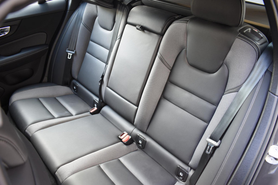 Volvo V60 T6 350PK Automaat Plug-in Hybrid AWD Plus Dark / Navigatie / 360 Camera / Panorama Dak / Adaptieve Cruise Control / Harman Kardon / Elektrische Stoelen / LM Velgen / Trekhaak /