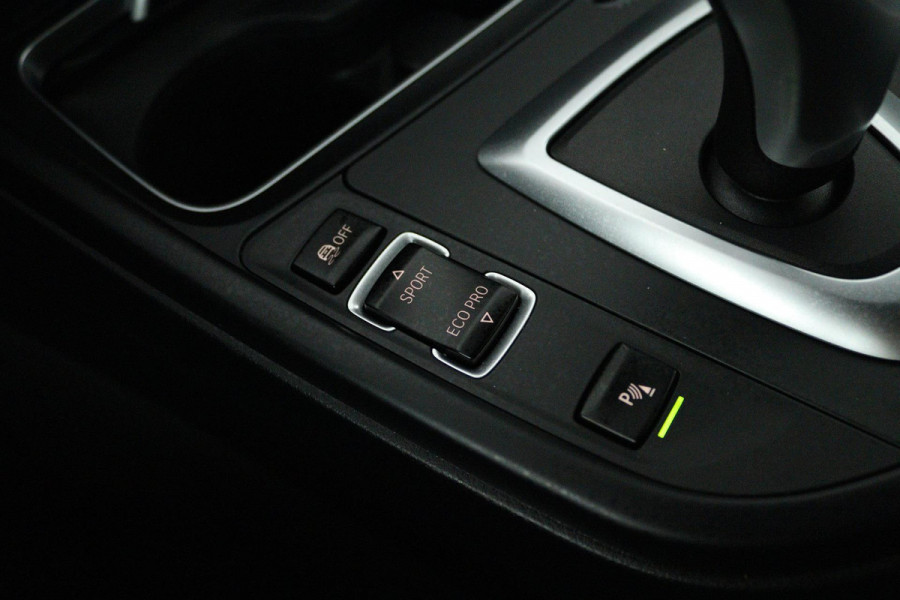 BMW 3-serie Gran Turismo 320i High Executive (STOELVERWARMING, ACHTERUITRIJCAMERA, PARKEERSENSOREN, CRUISE CONTROL, LEER)