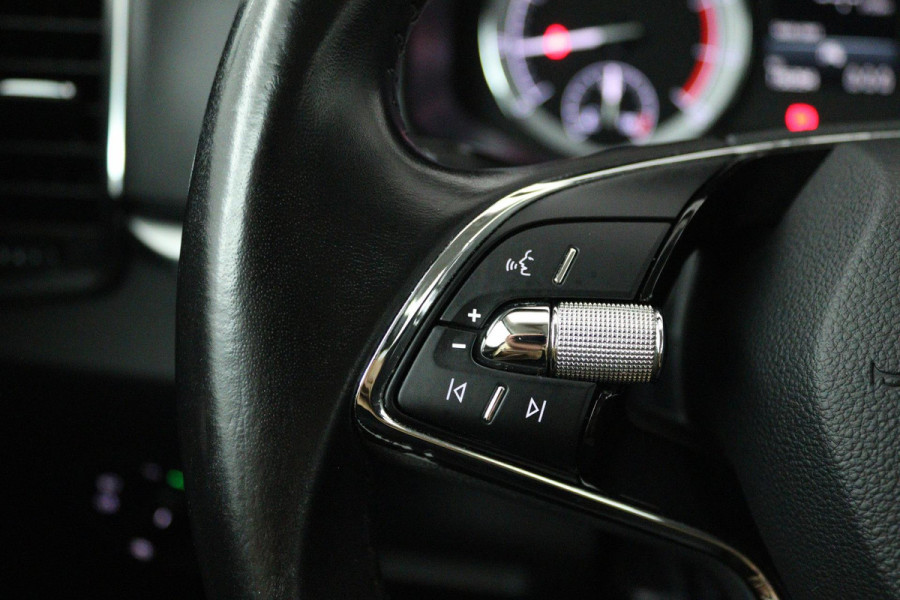 Škoda Karoq 1.0 TSI Business Edition (ACHTERUITRIJCAMERA, STOELVERWARMING, PARKEERSENSOREN, CRUISE CONTROL, NAVIGATIE, CARPLAY)
