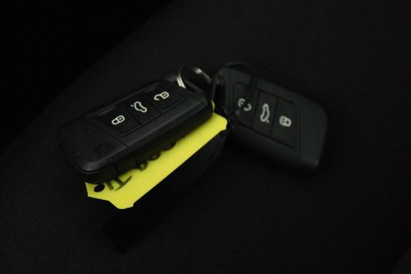 Škoda Karoq 1.0 TSI Business Edition (ACHTERUITRIJCAMERA, STOELVERWARMING, PARKEERSENSOREN, CRUISE CONTROL, NAVIGATIE, CARPLAY)