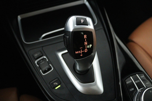 BMW 1-serie 118i Corporate Lease High Executive (PANORAMADAK, STOELVERWARMING, AUTOMAAT, CRUISE CONTROL, SENSOREN, DEALER ONDERH)