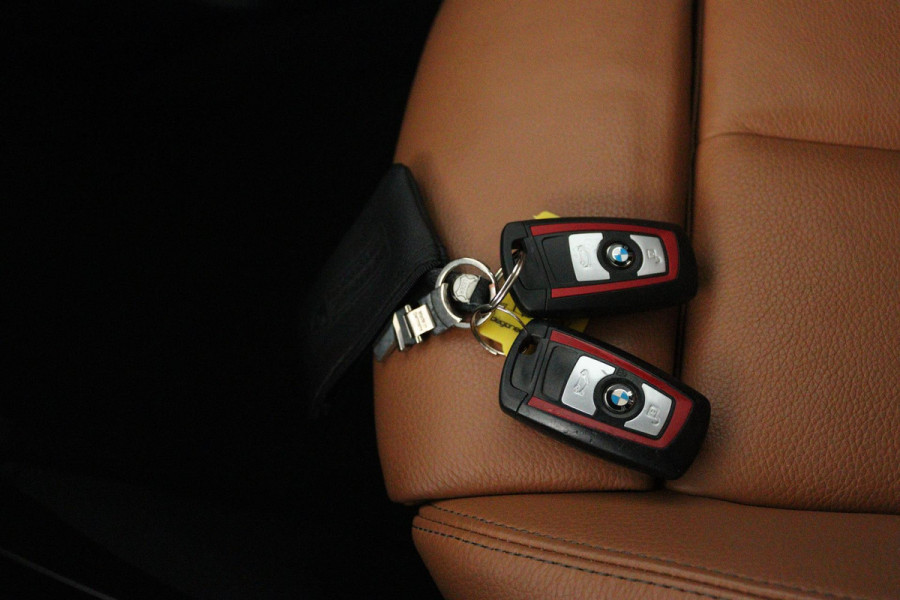 BMW 1-serie 118i Corporate Lease High Executive (PANORAMADAK, STOELVERWARMING, AUTOMAAT, CRUISE CONTROL, SENSOREN, DEALER ONDERH)