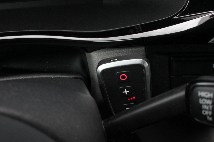 Volkswagen Transporter 2.0 TDI L2H1 199PK BULLI DC 4MOTION DUBBEL CABINE / KUIPSTOELEN / FULL OPTINS / LEDERENBEKLEDING/FULL BLACK