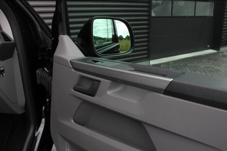 Volkswagen Transporter 2.0 TDI L2H1 199PK BULLI DC 4MOTION DUBBEL CABINE / KUIPSTOELEN / FULL OPTINS / LEDERENBEKLEDING/FULL BLACK