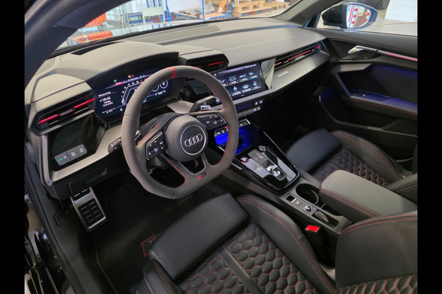 Audi A3 Sportback 2.5 TFSI RS3 / Pano / B&O / Matrix LED / Dealer onderhouden / Full options / HUD / RS Zetels / GPS Track & Trace