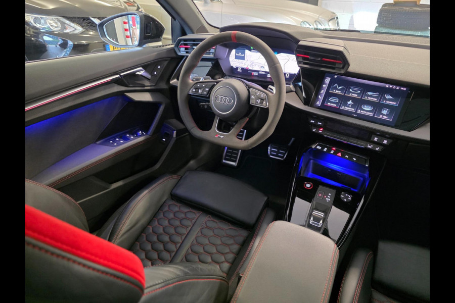 Audi A3 Sportback 2.5 TFSI RS3 / Pano / B&O / Matrix LED / Dealer onderhouden / Full options / HUD / RS Zetels / GPS Track & Trace