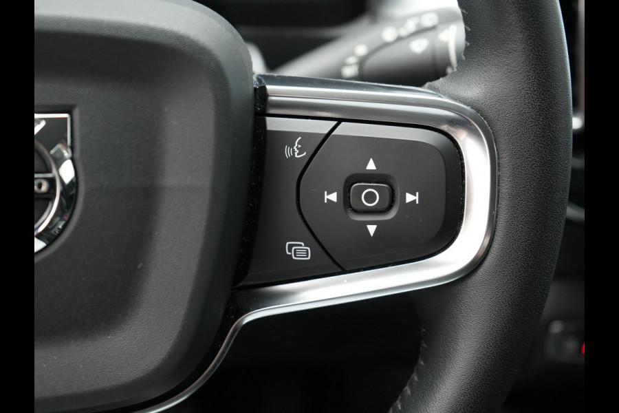 Volvo XC40 T4 Momentum Automaat 191pk Dealer O.H | Adaptive Cruise | Harman Kardon | Camera | Lederen Sportstoelen Verwarmd | LED | Pilot Assist |  Navigatie | Virtual | DAB |