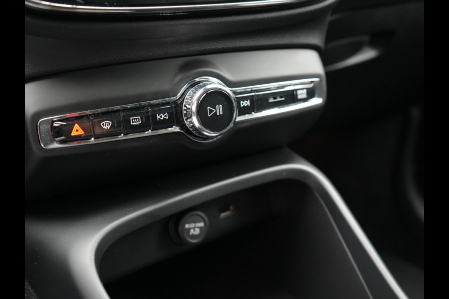 Volvo XC40 T4 Momentum Automaat 191pk Dealer O.H | Adaptive Cruise | Harman Kardon | Camera | Lederen Sportstoelen Verwarmd | LED | Pilot Assist |  Navigatie | Virtual | DAB |