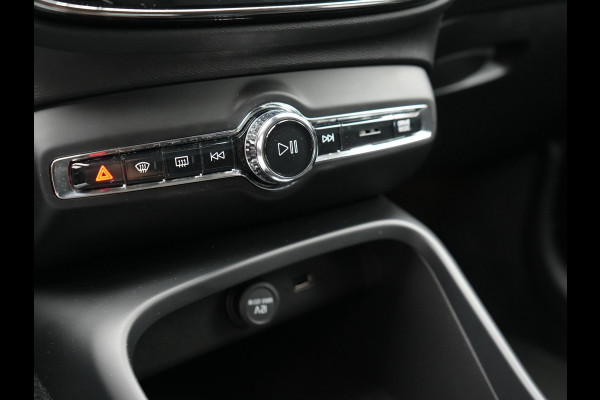 Volvo XC40 T4 Momentum Automaat 191pk Dealer O.H | Adaptive Cruise | Harman Kardon | Camera | Lederen Sportstoelen Verwarmd | LED | Pilot Assist |  Navigatie | Virtual | DAB |