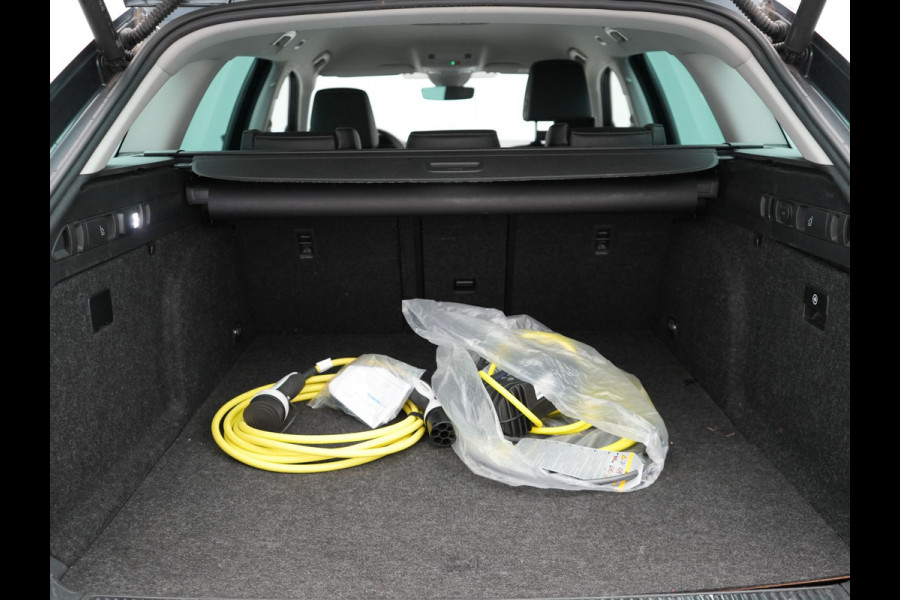 Škoda Superb Combi 1.4 TSI iV Business Edition Plus Plug In Hybrid 218pk Dealer O.H PHEV | Adaptive Cruise | 360 Camera | Lederen Sportstoelen Memory & Ventilatie | Keyless | Apple Carplay | Stuurverwarming | Navigatie | Virtual | DAB