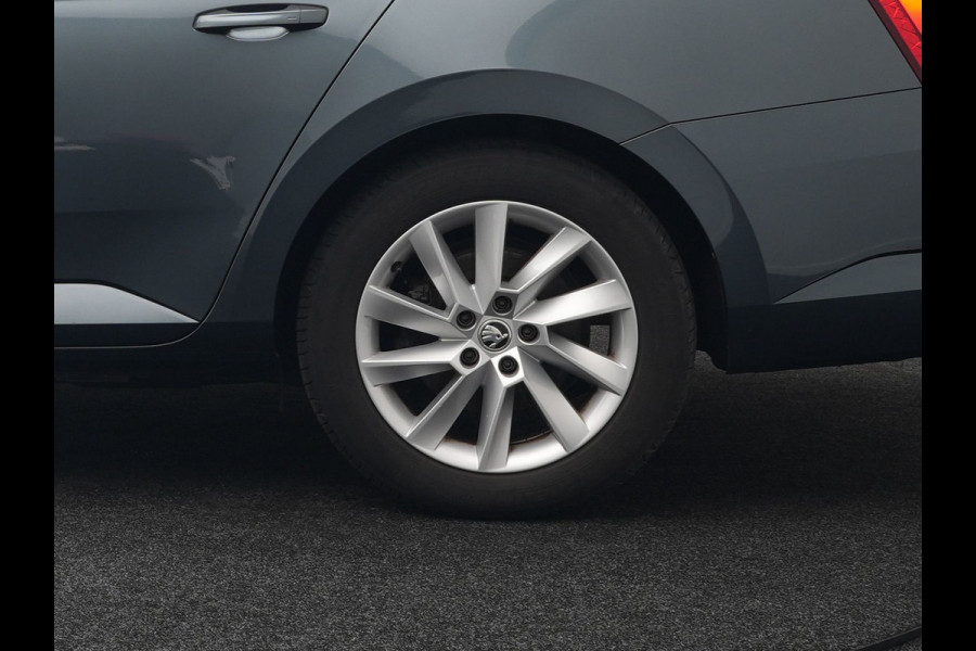 Škoda Superb Combi 1.4 TSI iV Business Edition Plus Plug In Hybrid 218pk Dealer O.H PHEV | Adaptive Cruise | 360 Camera | Lederen Sportstoelen Memory & Ventilatie | Keyless | Apple Carplay | Stuurverwarming | Navigatie | Virtual | DAB