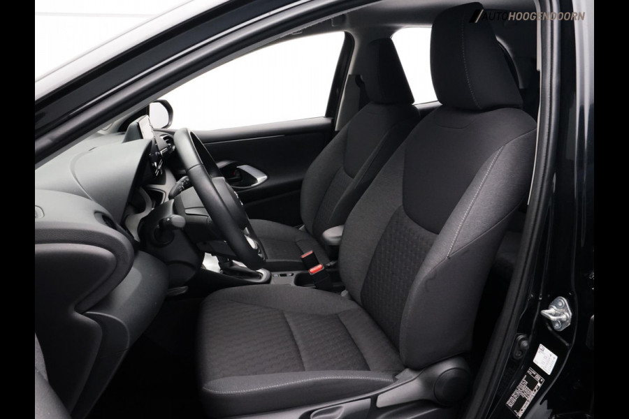 Toyota Yaris 1.5 Hybrid Active (APPLE CARPLAY,LED,KEYLESS,NAVIGATIE,STOELVERWARMING,STUURVERWARMING,LM-VELGEN,CAMERA,CRUISE)