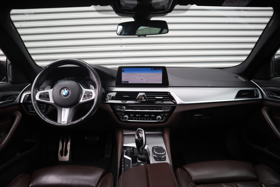 BMW 5 Serie Touring 520i High Executive M-Sport Leder dashboard / Pano / Individual / Camera / 19inch