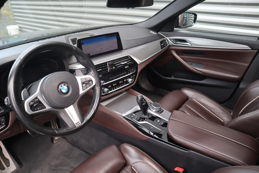 BMW 5 Serie Touring 520i High Executive M-Sport Leder dashboard / Pano / Individual / Camera / 19inch