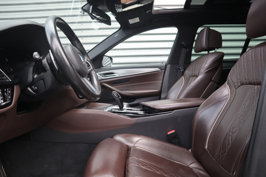 BMW 5 Serie Touring 520i High Executive M-Sport Leder dashboard / Pano / Individual / Camera / 19inch
