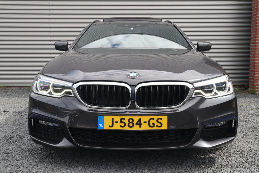 BMW 5 Serie Touring 520i High Executive M-Sport Leder dashboard / Pano / Individual / Camera / 19inch