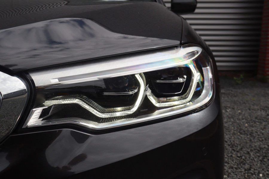 BMW 5 Serie Touring 520i High Executive M-Sport Leder dashboard / Pano / Individual / Camera / 19inch