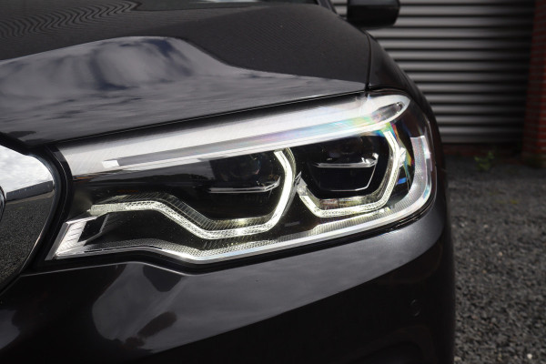 BMW 5 Serie Touring 520i High Executive M-Sport Leder dashboard / Pano / Individual / Camera / 19inch