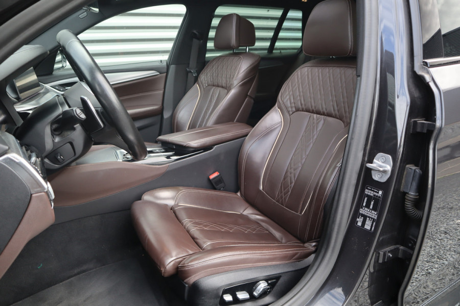 BMW 5 Serie Touring 520i High Executive M-Sport Leder dashboard / Pano / Individual / Camera / 19inch