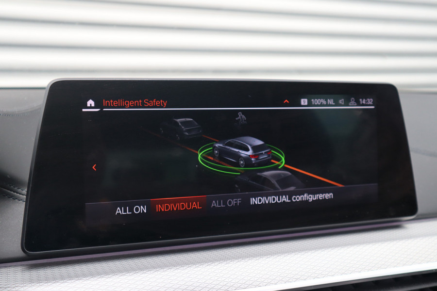 BMW 5 Serie Touring 520i High Executive M-Sport Leder dashboard / Pano / Individual / Camera / 19inch