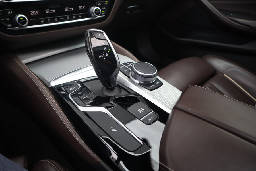 BMW 5 Serie Touring 520i High Executive M-Sport Leder dashboard / Pano / Individual / Camera / 19inch