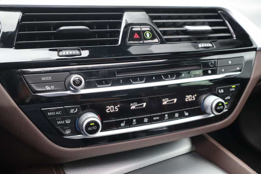 BMW 5 Serie Touring 520i High Executive M-Sport Leder dashboard / Pano / Individual / Camera / 19inch