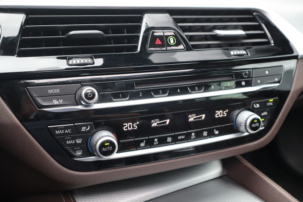 BMW 5 Serie Touring 520i High Executive M-Sport Leder dashboard / Pano / Individual / Camera / 19inch