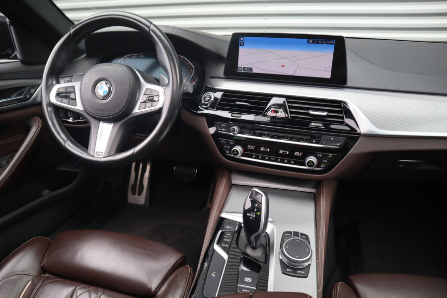 BMW 5 Serie Touring 520i High Executive M-Sport Leder dashboard / Pano / Individual / Camera / 19inch