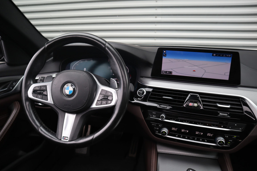 BMW 5 Serie Touring 520i High Executive M-Sport Leder dashboard / Pano / Individual / Camera / 19inch