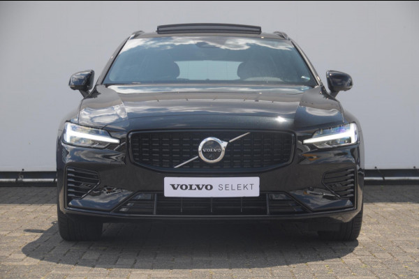 Volvo V60 T6 350PK Automaat Plug-in Hybrid AWD Plus Dark / Adaptive cruise control / Elektrische stoelen / Harman Kardon audio / Trekhaak / Pilot assist / BLIS / Stoel en stuur verwarming / Elektrische achterklep / Parkeersensoren met 360 camera / Google infotainment