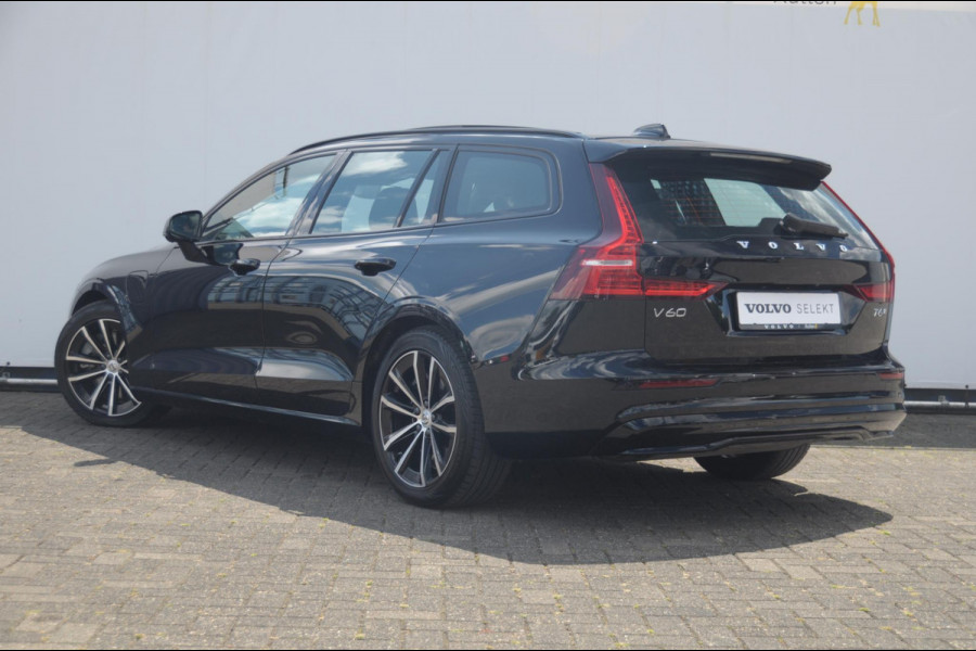 Volvo V60 T6 350PK Automaat Plug-in Hybrid AWD Plus Dark / Adaptive cruise control / Elektrische stoelen / Harman Kardon audio / Trekhaak / Pilot assist / BLIS / Stoel en stuur verwarming / Elektrische achterklep / Parkeersensoren met 360 camera / Google infotainment