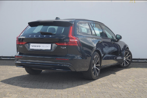 Volvo V60 T6 350PK Automaat Plug-in Hybrid AWD Plus Dark / Adaptive cruise control / Elektrische stoelen / Harman Kardon audio / Trekhaak / Pilot assist / BLIS / Stoel en stuur verwarming / Elektrische achterklep / Parkeersensoren met 360 camera / Google infotainment
