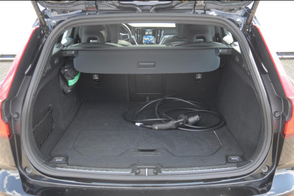 Volvo V60 T6 350PK Automaat Plug-in Hybrid AWD Plus Dark / Adaptive cruise control / Elektrische stoelen / Harman Kardon audio / Trekhaak / Pilot assist / BLIS / Stoel en stuur verwarming / Elektrische achterklep / Parkeersensoren met 360 camera / Google infotainment