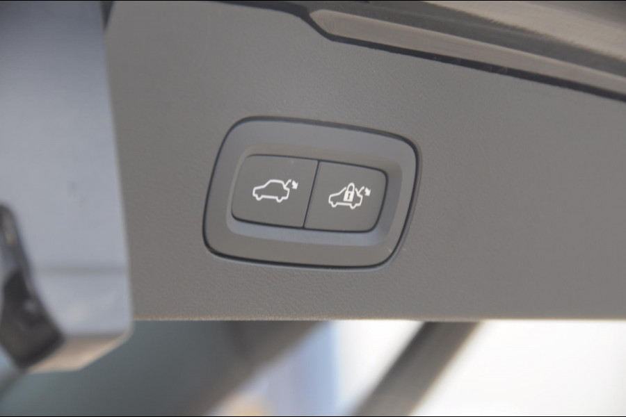 Volvo V60 T6 350PK Automaat Plug-in Hybrid AWD Plus Dark / Adaptive cruise control / Elektrische stoelen / Harman Kardon audio / Trekhaak / Pilot assist / BLIS / Stoel en stuur verwarming / Elektrische achterklep / Parkeersensoren met 360 camera / Google infotainment