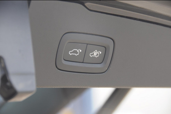 Volvo V60 T6 350PK Automaat Plug-in Hybrid AWD Plus Dark / Adaptive cruise control / Elektrische stoelen / Harman Kardon audio / Trekhaak / Pilot assist / BLIS / Stoel en stuur verwarming / Elektrische achterklep / Parkeersensoren met 360 camera / Google infotainment