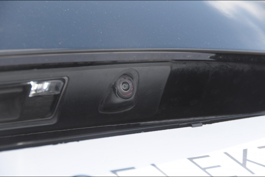Volvo V60 T6 350PK Automaat Plug-in Hybrid AWD Plus Dark / Adaptive cruise control / Elektrische stoelen / Harman Kardon audio / Trekhaak / Pilot assist / BLIS / Stoel en stuur verwarming / Elektrische achterklep / Parkeersensoren met 360 camera / Google infotainment
