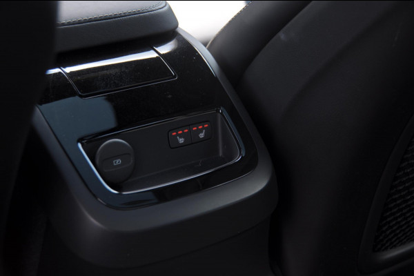Volvo V60 T6 350PK Automaat Plug-in Hybrid AWD Plus Dark / Adaptive cruise control / Elektrische stoelen / Harman Kardon audio / Trekhaak / Pilot assist / BLIS / Stoel en stuur verwarming / Elektrische achterklep / Parkeersensoren met 360 camera / Google infotainment