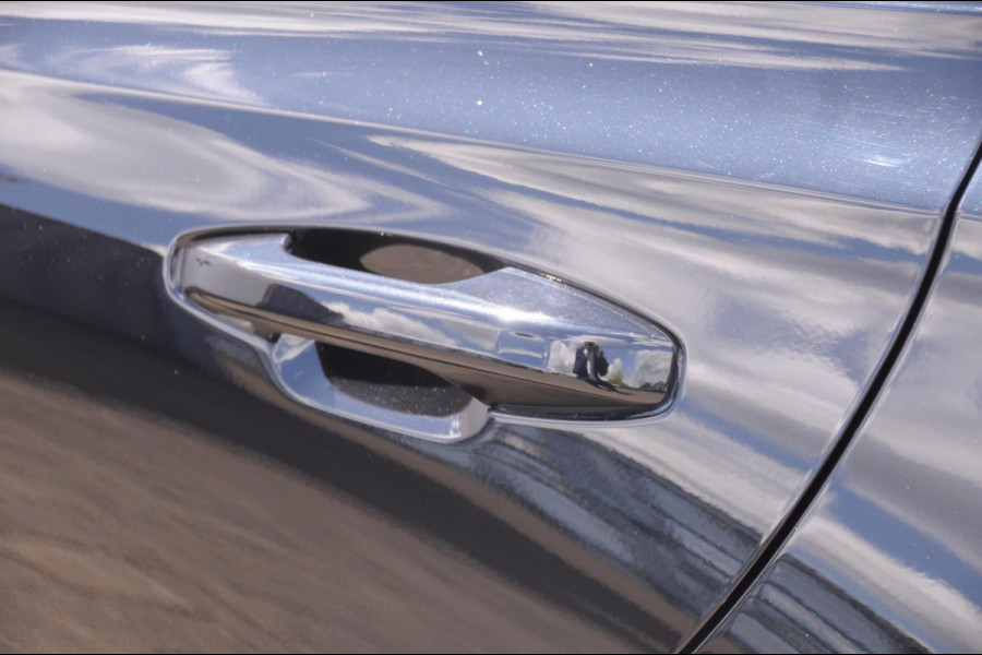 Volvo V60 T6 350PK Automaat Plug-in Hybrid AWD Plus Dark / Adaptive cruise control / Elektrische stoelen / Harman Kardon audio / Trekhaak / Pilot assist / BLIS / Stoel en stuur verwarming / Elektrische achterklep / Parkeersensoren met 360 camera / Google infotainment