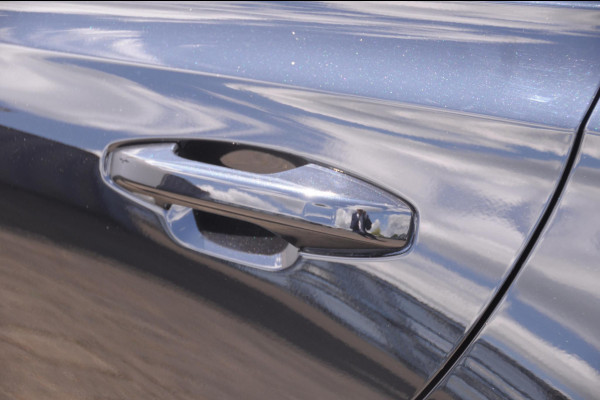 Volvo V60 T6 350PK Automaat Plug-in Hybrid AWD Plus Dark / Adaptive cruise control / Elektrische stoelen / Harman Kardon audio / Trekhaak / Pilot assist / BLIS / Stoel en stuur verwarming / Elektrische achterklep / Parkeersensoren met 360 camera / Google infotainment